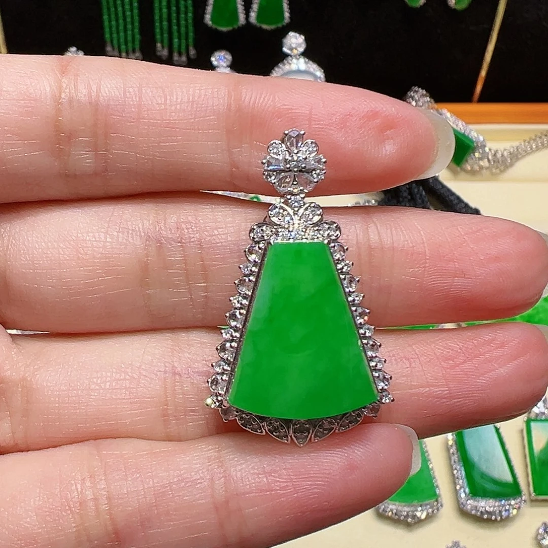 翡翠颈饰18K金镶嵌吊坠