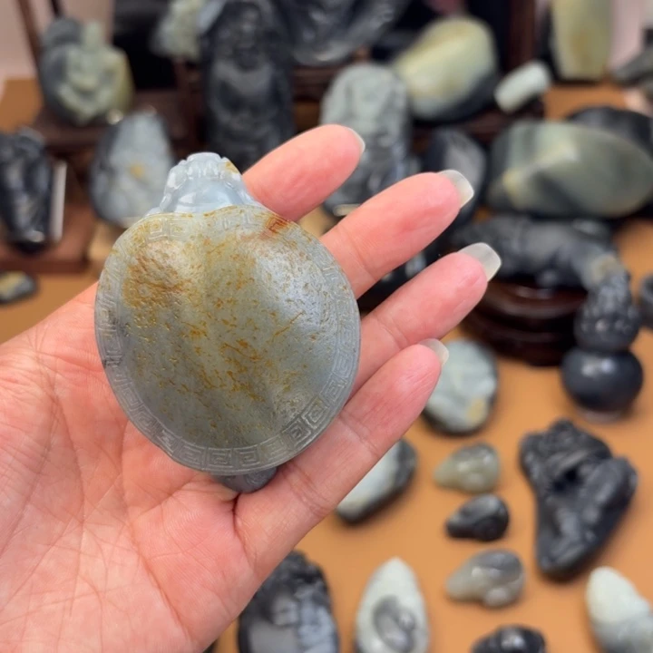 小***V和田玉未镶嵌颈饰