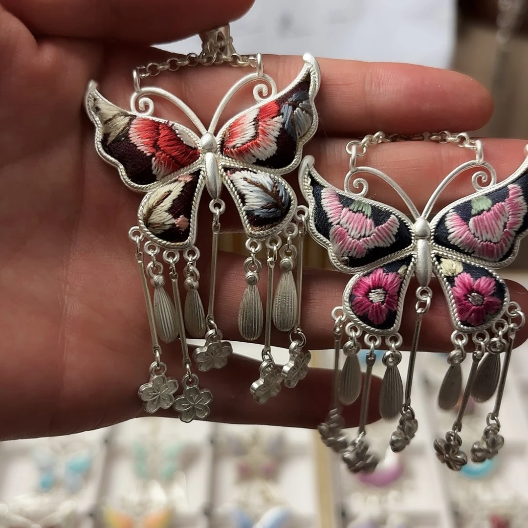 手工刺绣吊坠项链