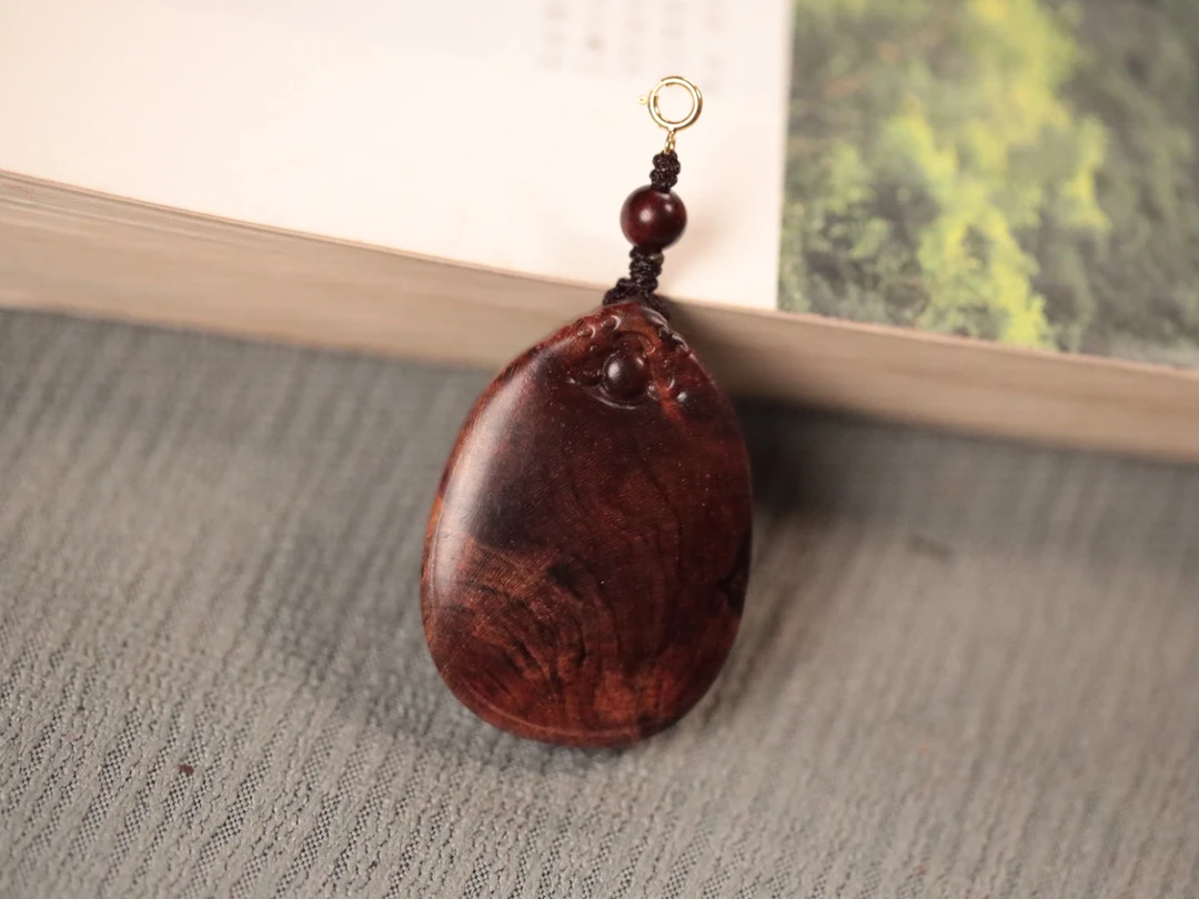 降真香 红降【水滴牌】吊坠尺寸：4.1x3cm多样性随机发一个