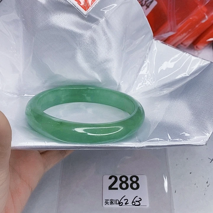 翡翠未镶嵌手镯一图一物实物为准（微瑕处理）