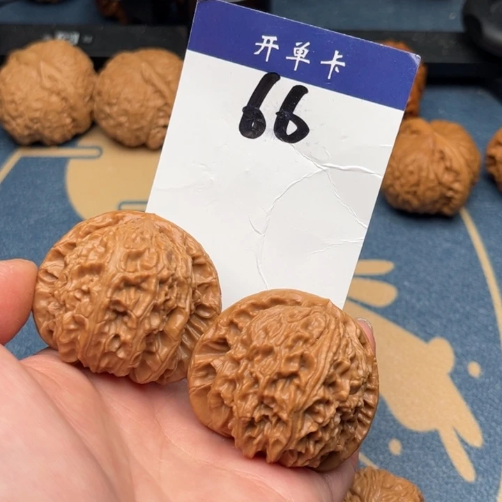 文玩核桃吊坠白狮子 42精修 66