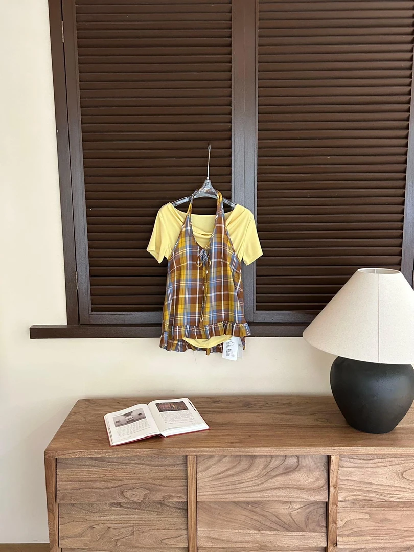 【赵小小&摩登格调】27897 夏季荡领甜美短袖别致上衣+格纹挂脖背心