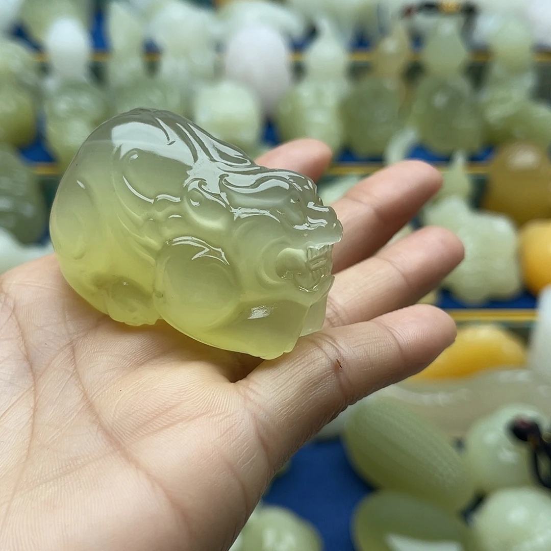 岳***飞玉天然桌面小摆件