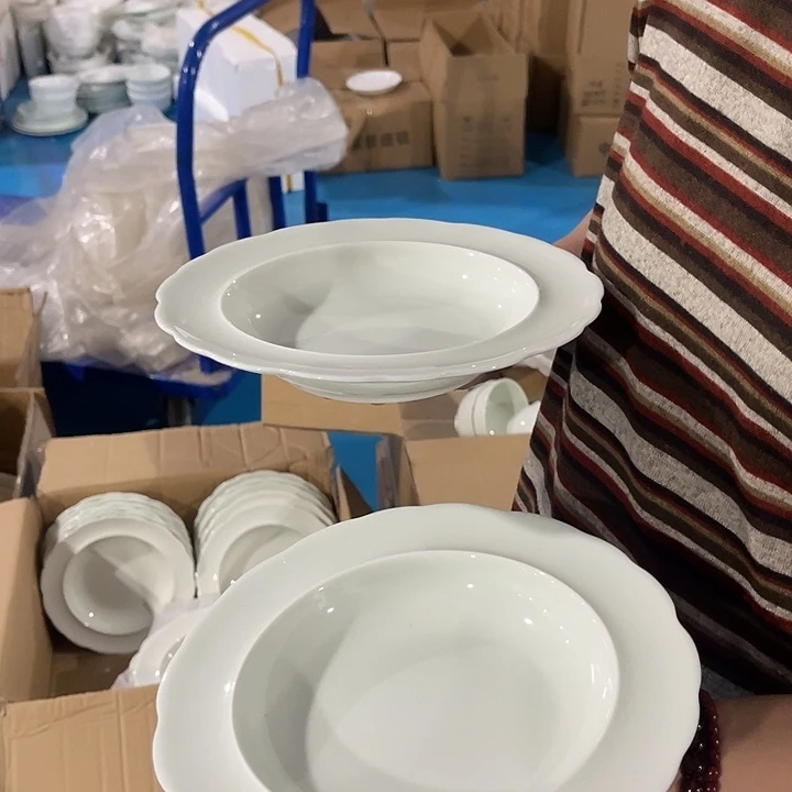 瓷片八英寸花边草帽汤盘两个，包邮