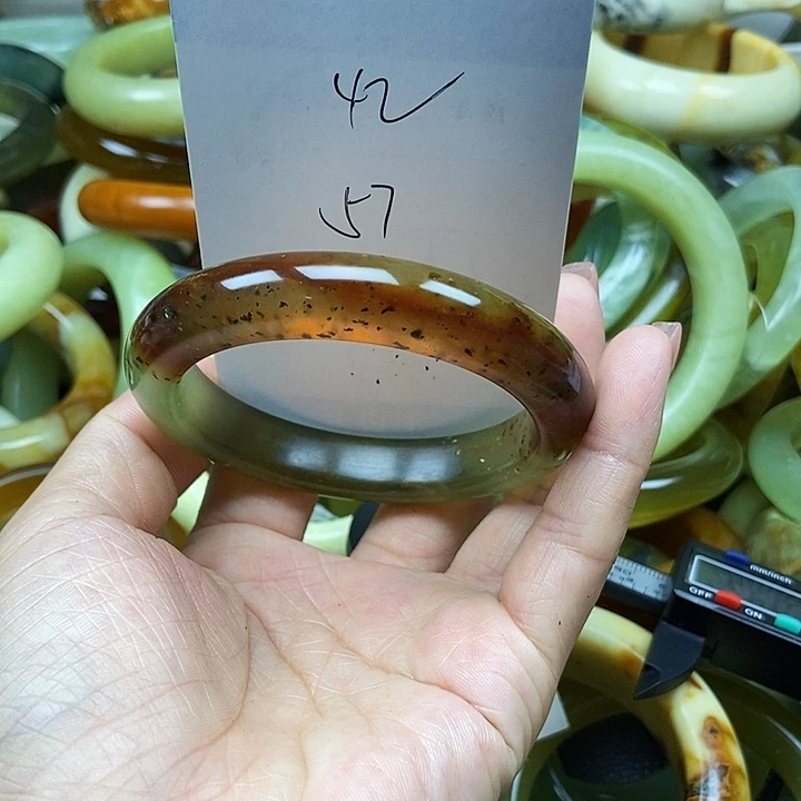 未镶嵌手镯透闪石质玉