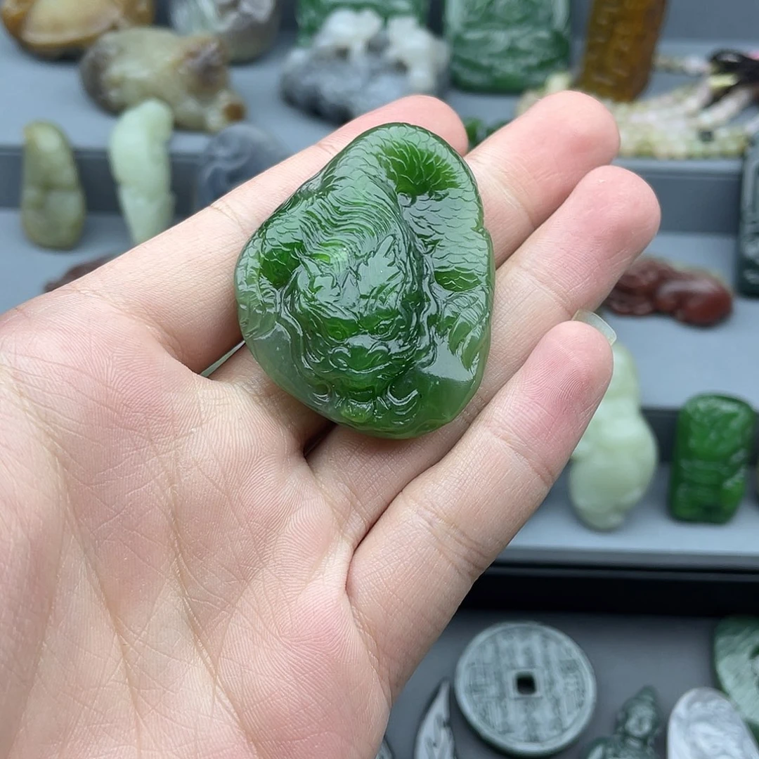 V***S和田玉未镶嵌颈饰