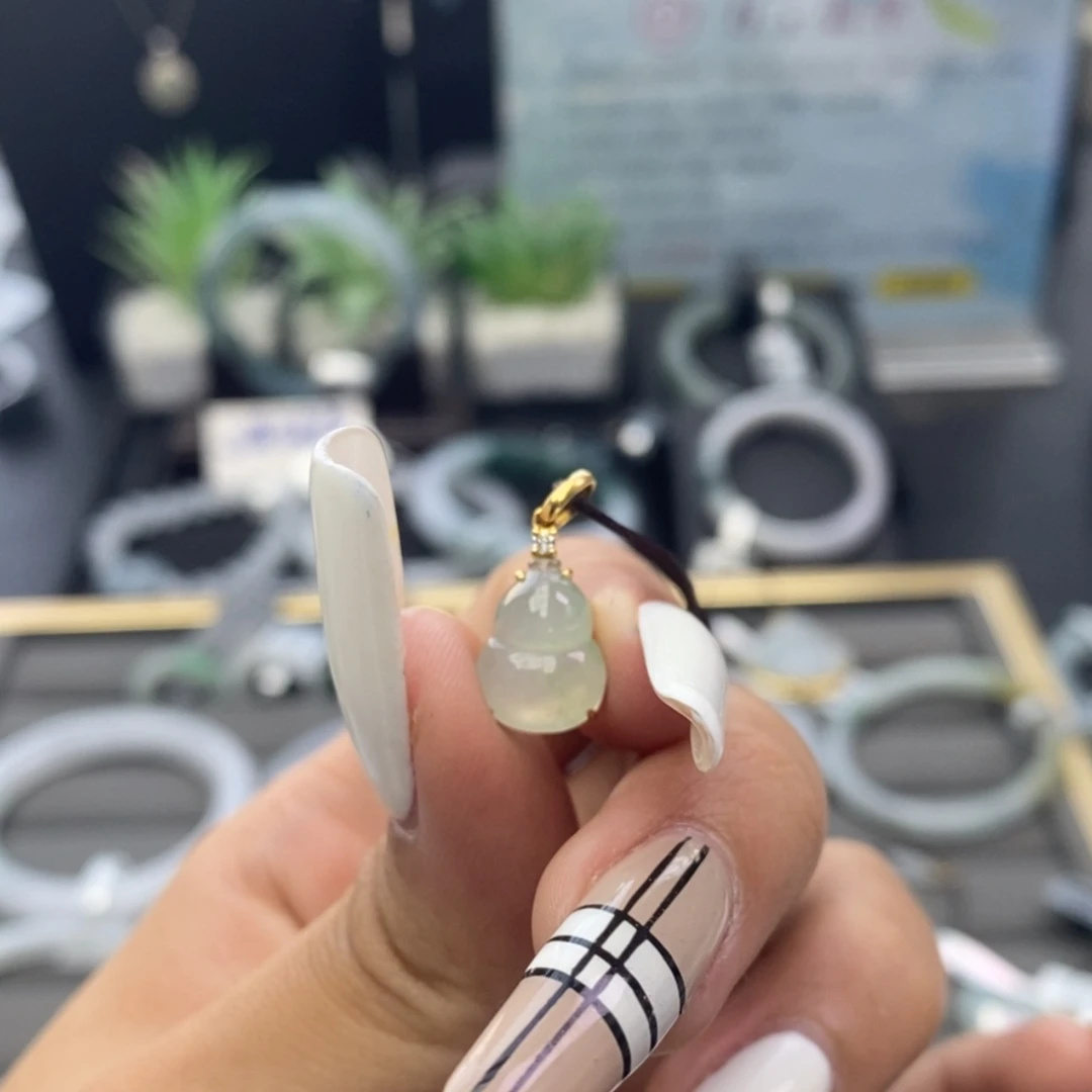 【闪购商品】颈饰18K金镶嵌翡翠