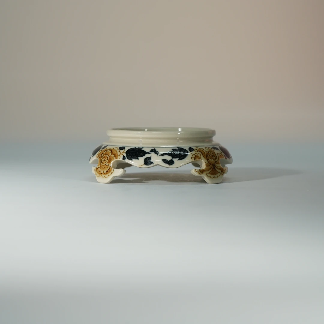 【御窑茶局】立勤堂青花釉里金牡丹如意盖置