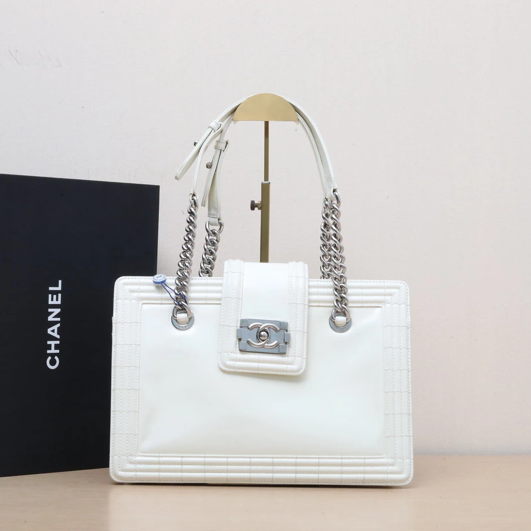 95新 Chanel/香奈儿 【黑黑】 白色 皮革C 16开 银扣 Leboy tote
