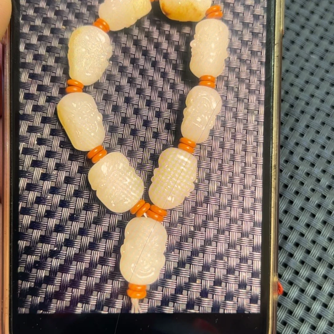 辛***巴和田玉未镶嵌颈饰