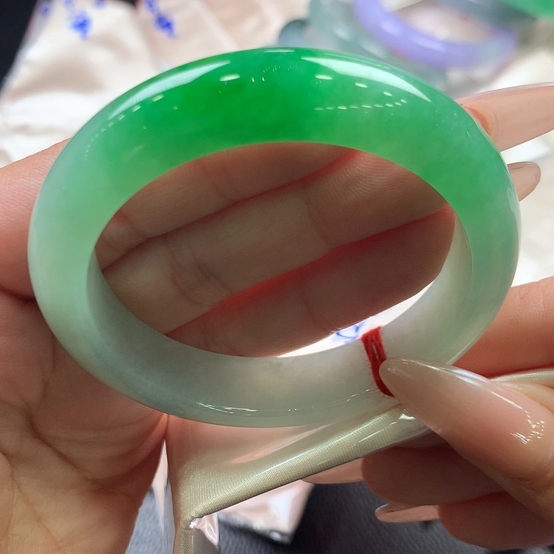 ****姜翡翠未镶嵌手镯52.9正辣绿