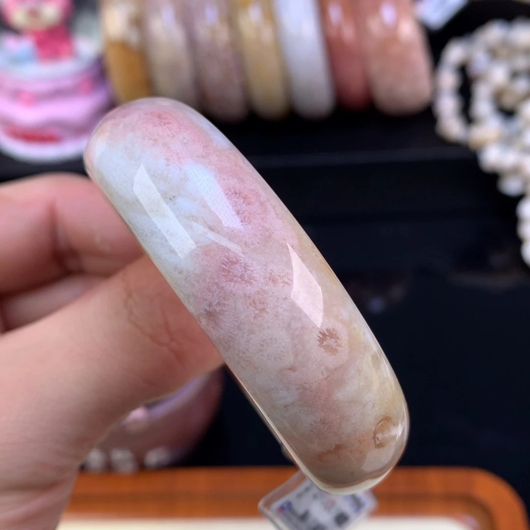 硅化珊瑚（珊瑚玉）未镶嵌颈饰55号粉共生51.9圈