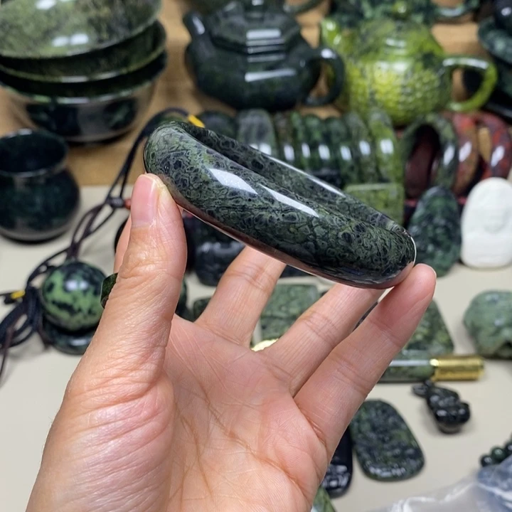 兰***涂蛇纹石玉未镶嵌项链蛇纹手镯62.7口