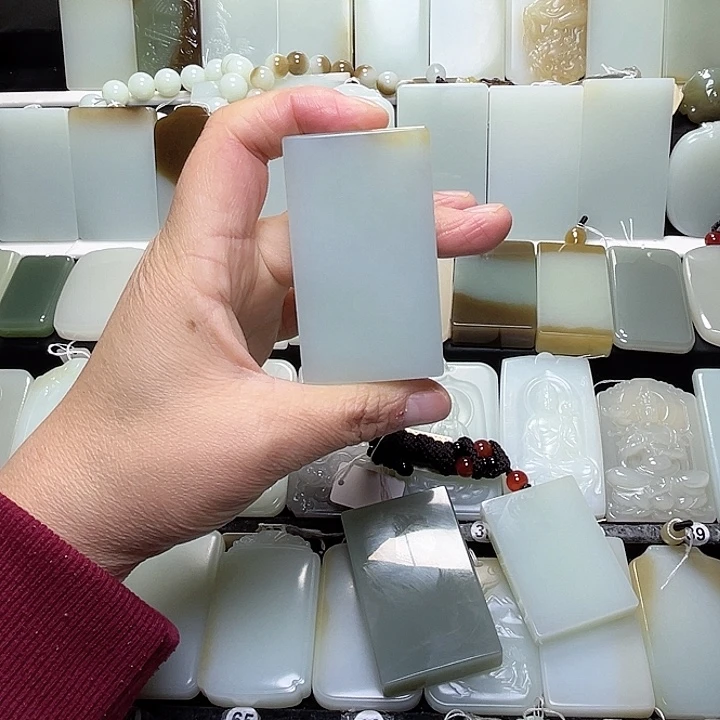 颈饰未镶嵌和田玉贰**酒