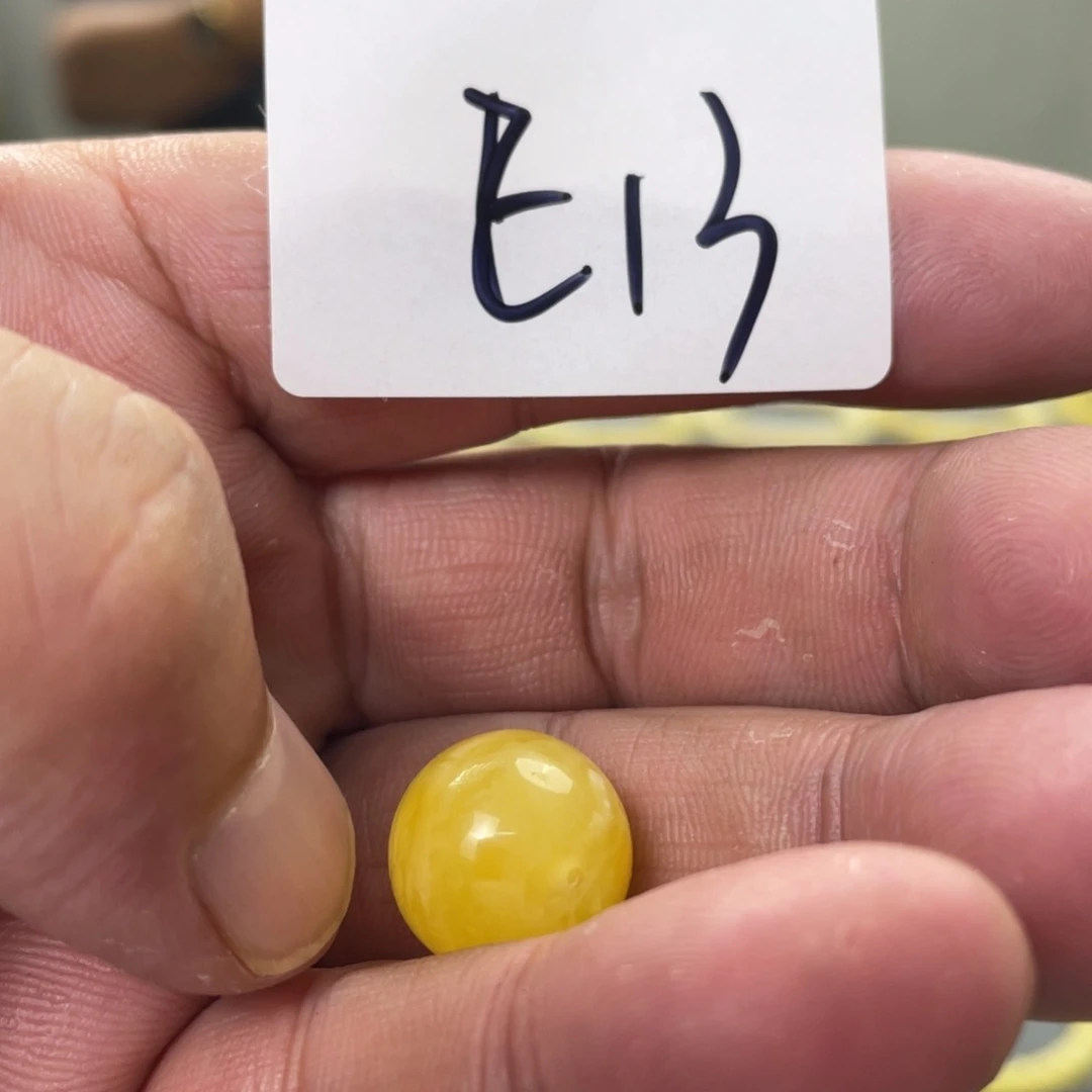 未镶嵌琥珀手链多样性发，发其中一件