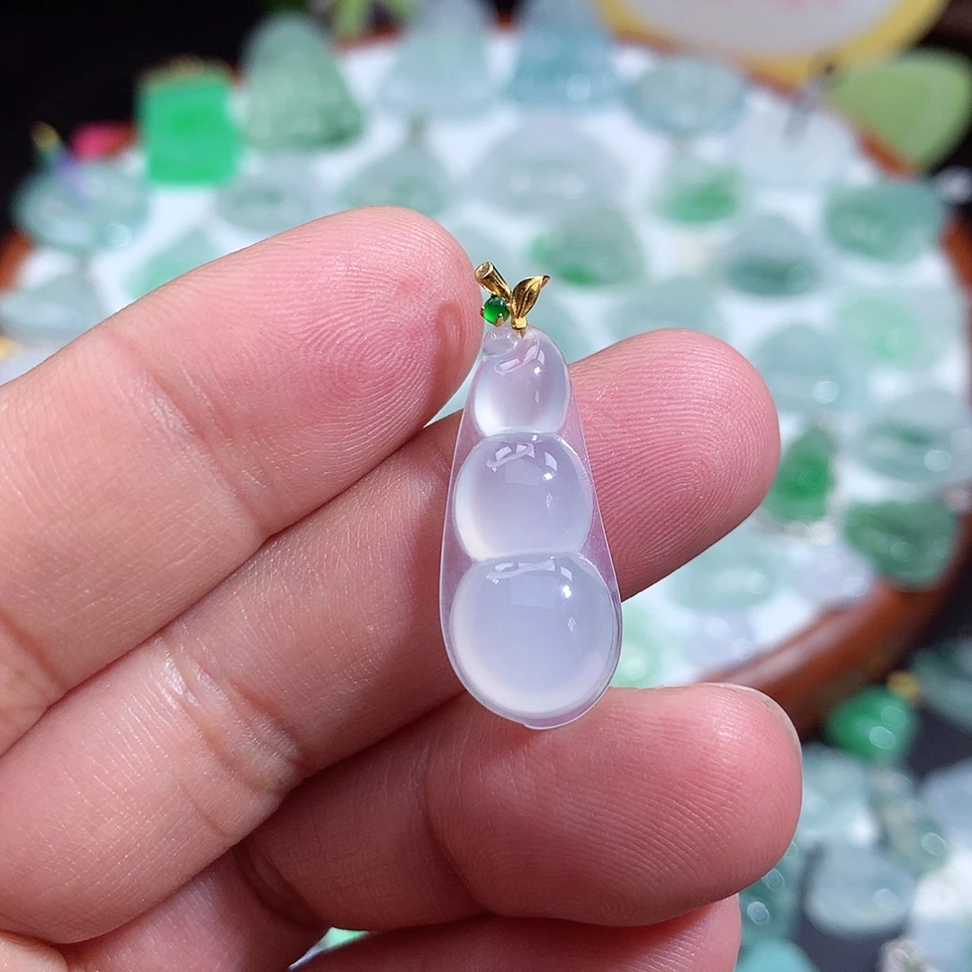 翡翠未镶嵌颈饰福豆