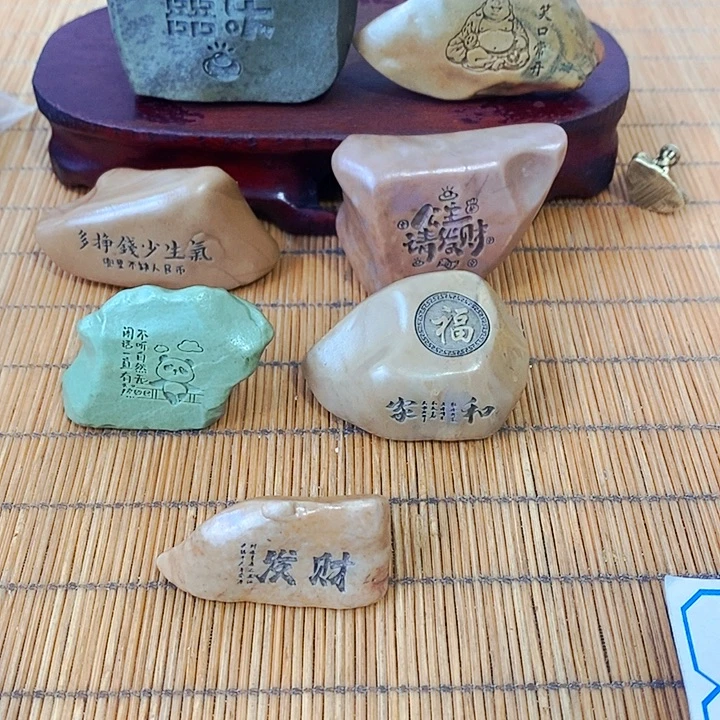 叶***原石雕刻工艺品手把摆件