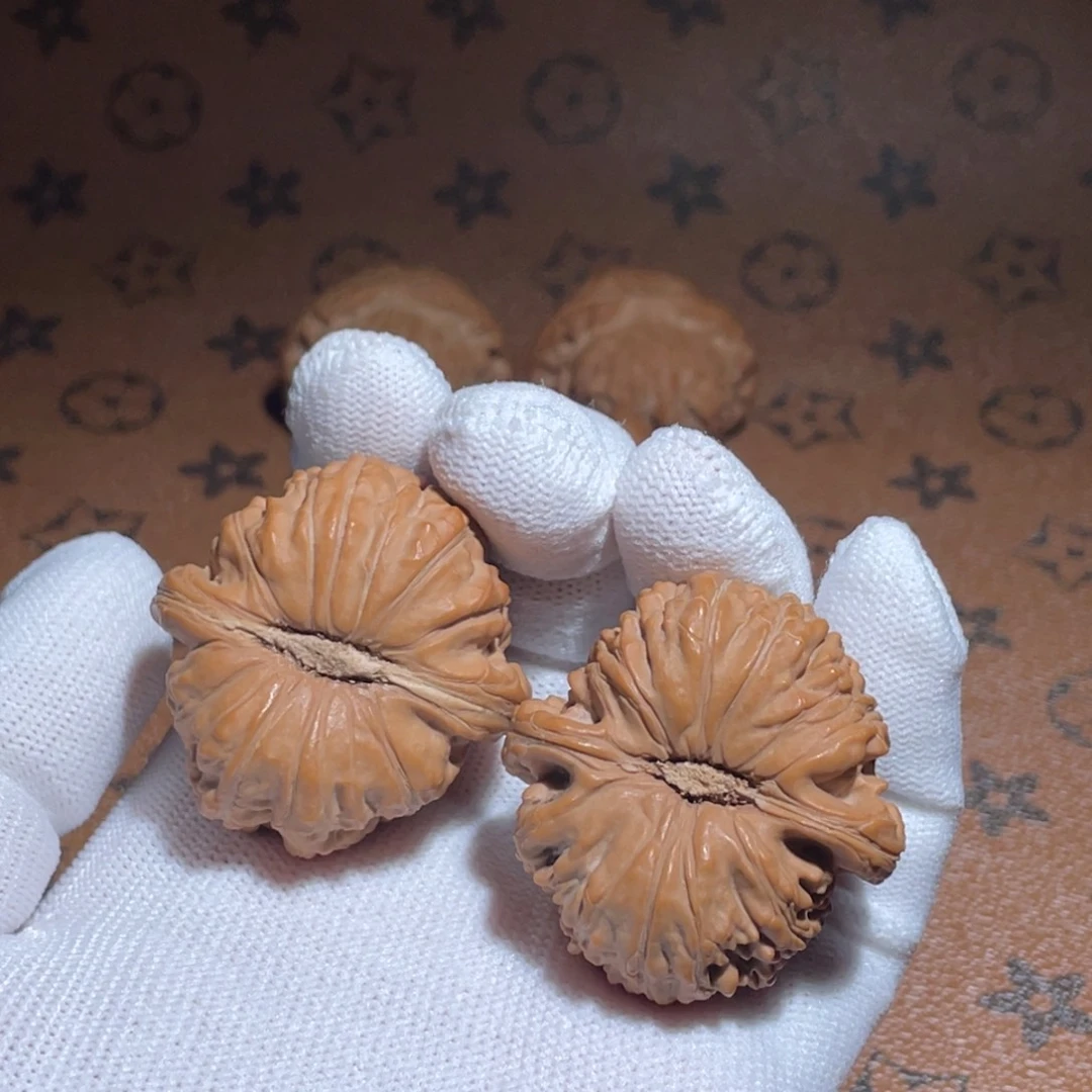 文玩核桃吊坠40+白狮子