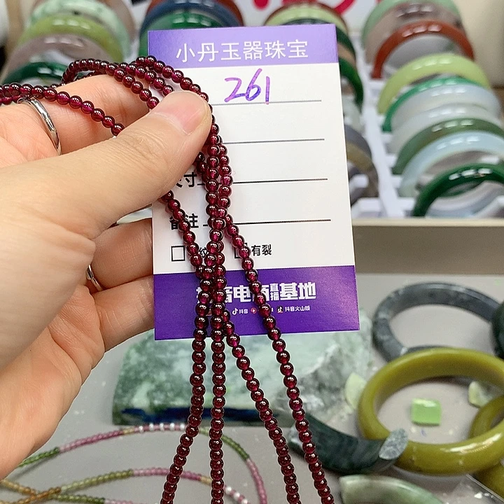 蛇纹石玉未镶嵌手镯多样性随机发其中之一
