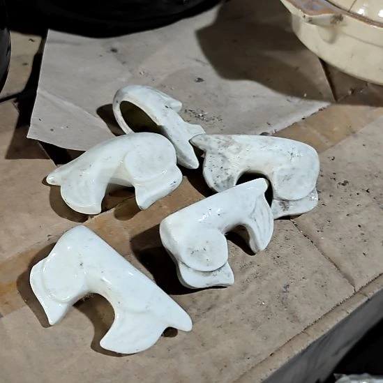 摆件盘子碗茶壶啥都有