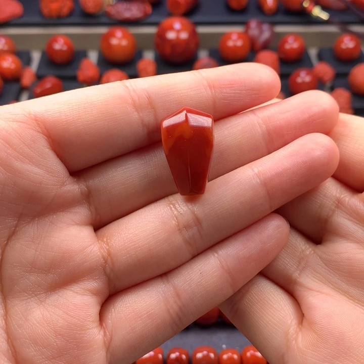 南红玛瑙未镶嵌鲨鱼背三通牛血红13.5MM