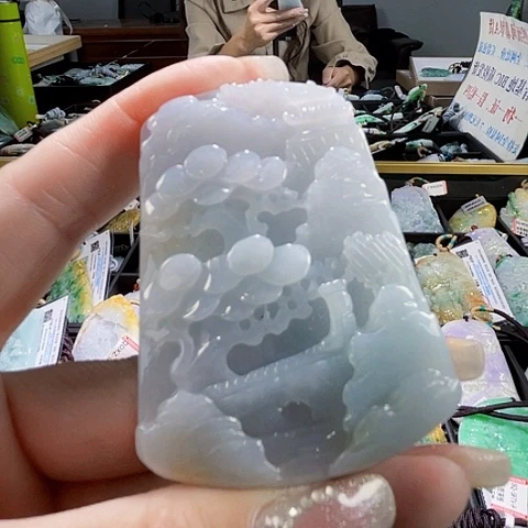 翡翠未镶嵌颈饰一个