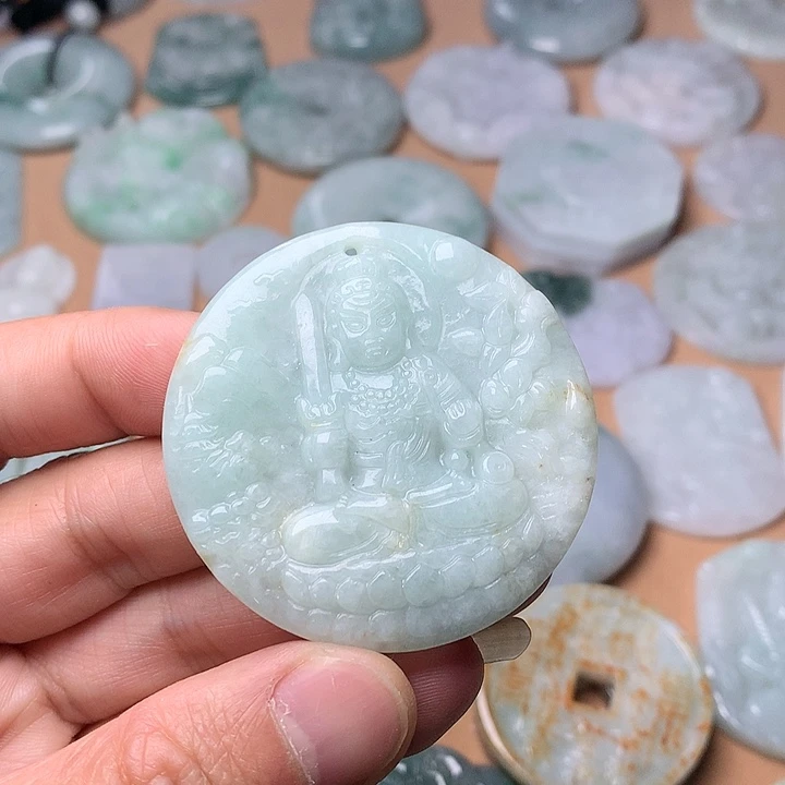 翡翠未镶嵌颈饰不动明王