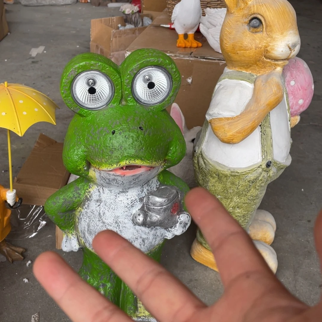 【闪购商品】树脂拿水壶青蛙太阳能摆件