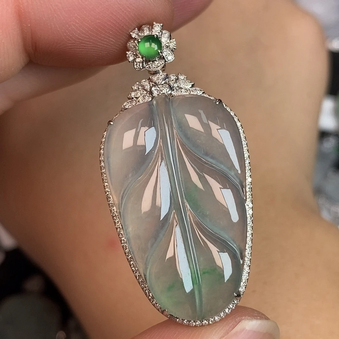 翡翠18K金镶嵌颈饰叶子