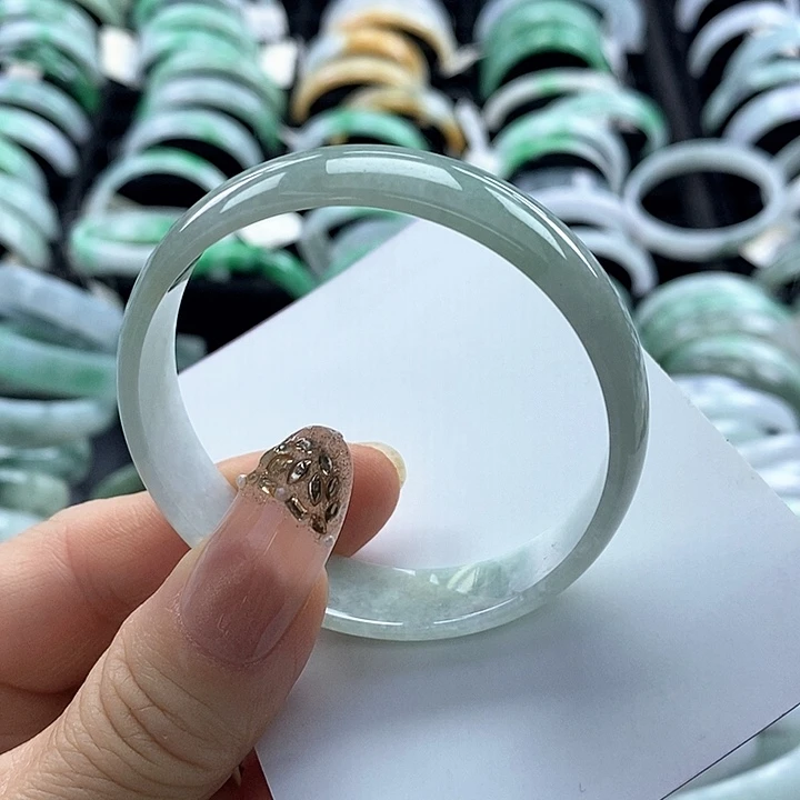 翡翠未镶嵌手镯公主