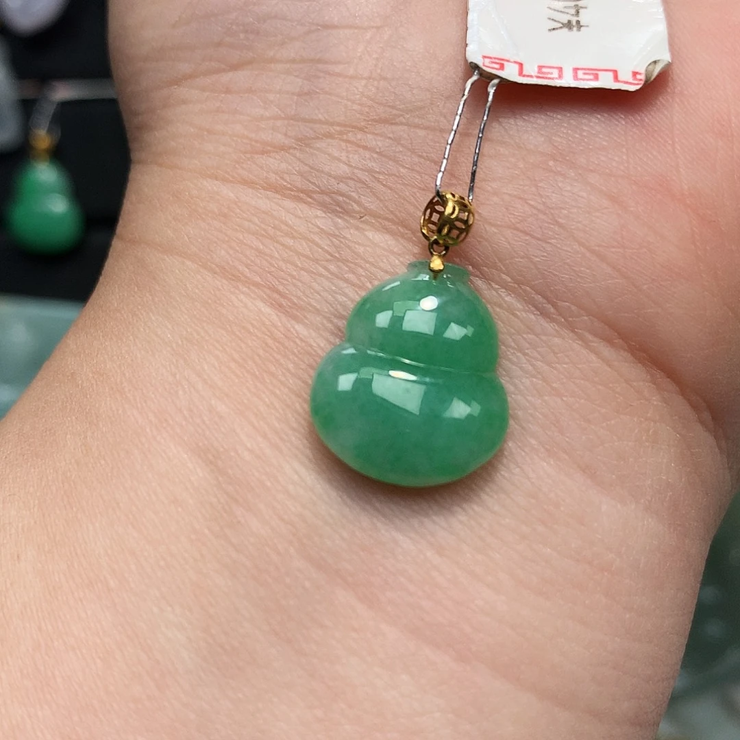 翡翠18K金镶嵌颈饰葫芦