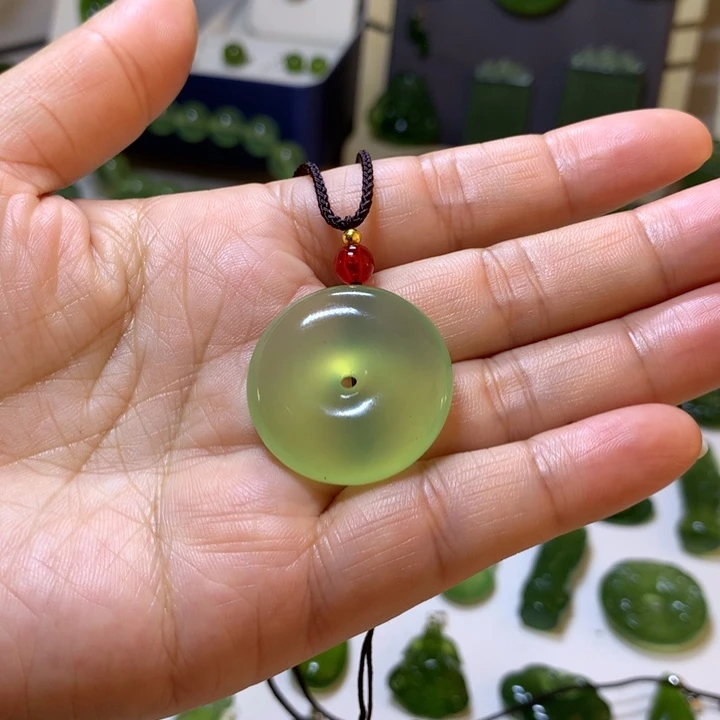 岫玉未镶嵌颈饰吊坠