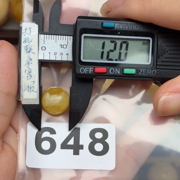 老***勤未镶嵌琥珀裸石蜜蜡