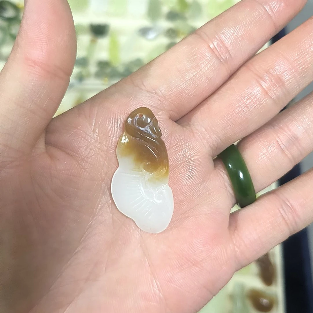 李***草和田玉未镶嵌颈饰