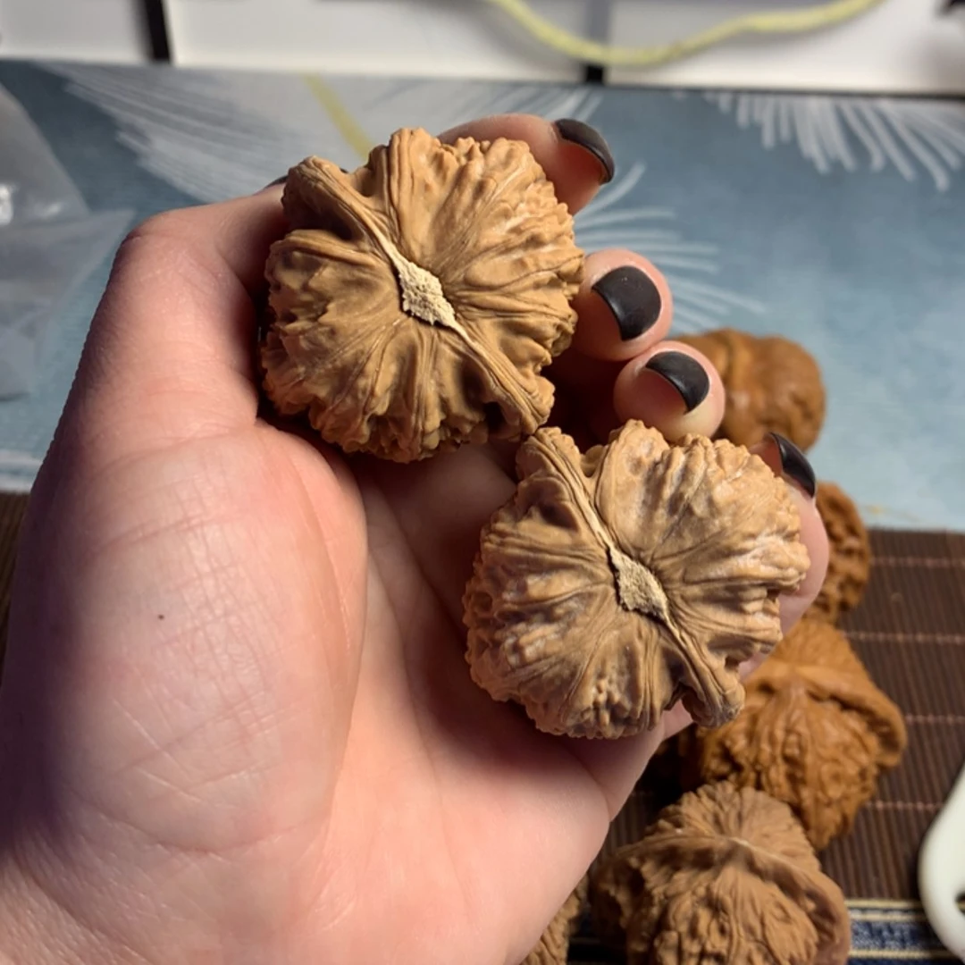 【闪购商品】文玩核桃吊坠诚*白狮虚尖