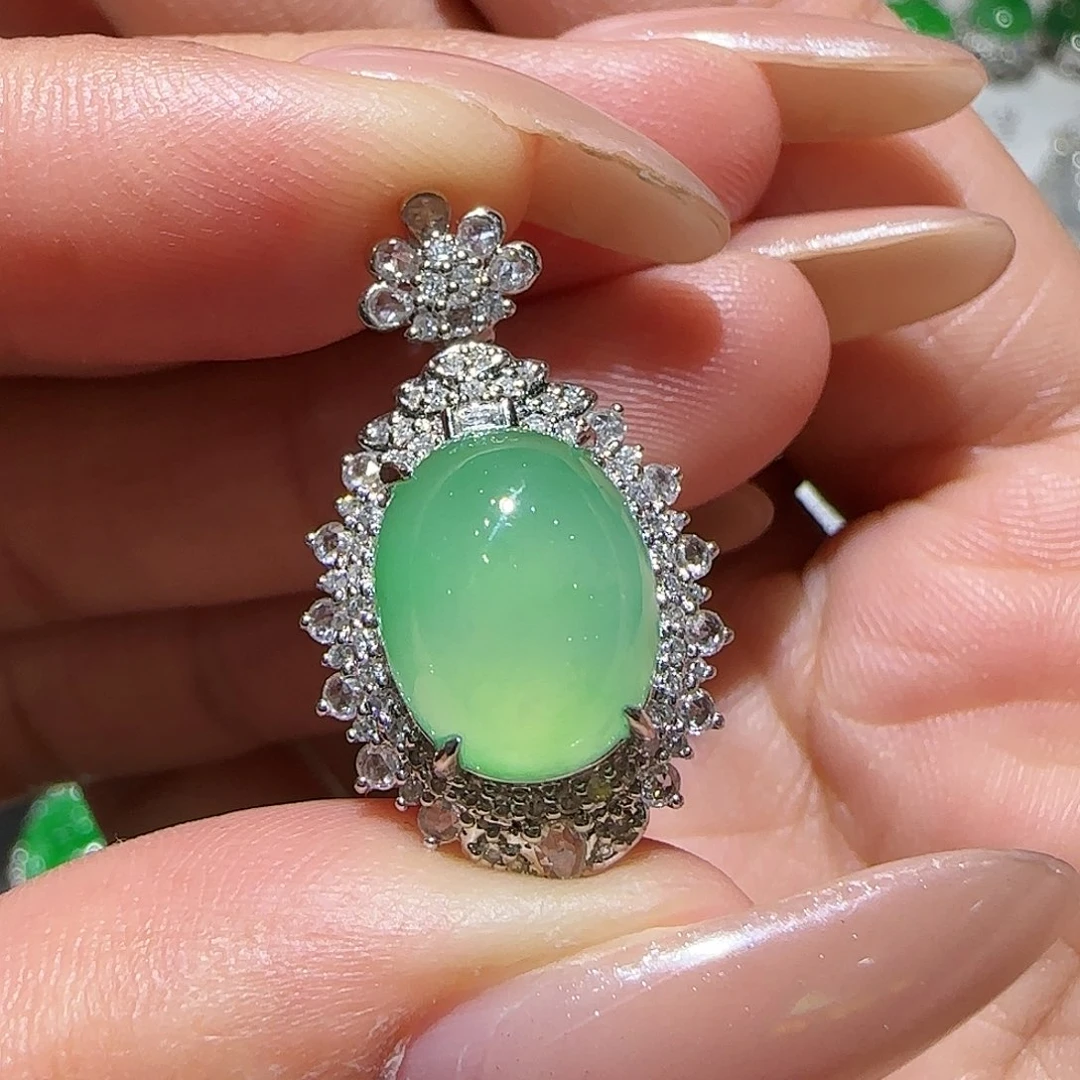 【闪购商品】颈饰18K金镶嵌翡翠天然