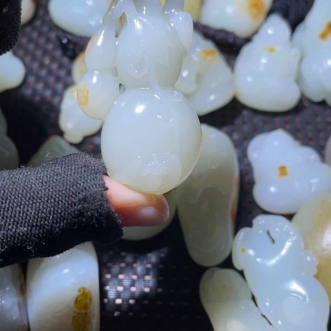 ****儿和田玉未镶嵌颈饰