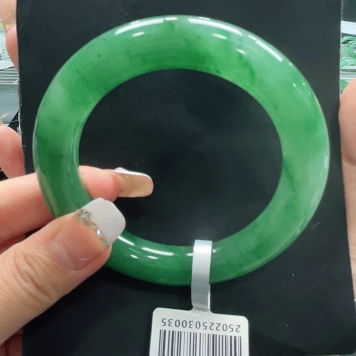 阮***珍石英质玉（非洲翠）未镶嵌手镯