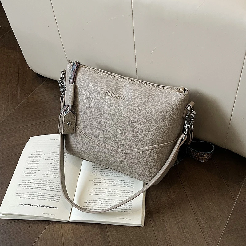 单肩包时尚简约女包2025年新款休闲斜跨包韩版潮宽肩带水桶包