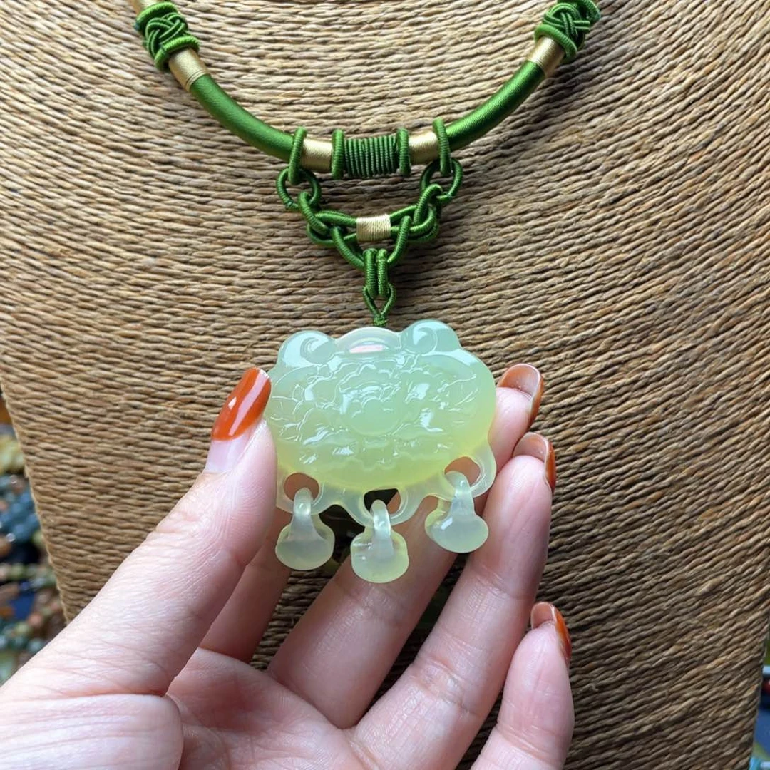 蛇纹石玉颈饰未镶嵌