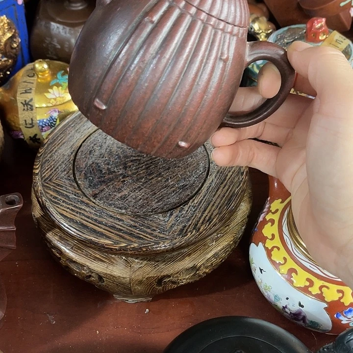茶壶红泥原矿泥料手工制作的一把紫砂壶。