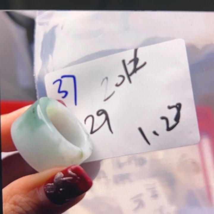 翡翠戒指未镶嵌闪