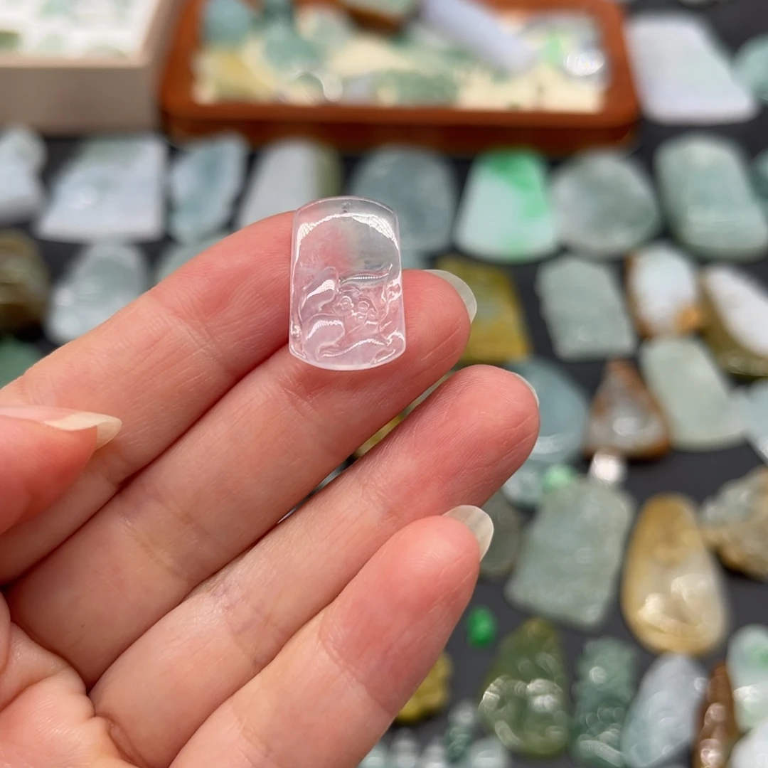 翡翠未镶嵌颈饰莲花