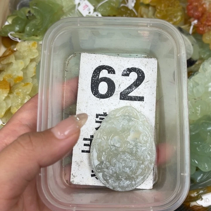 蛇纹石玉足银镀金镶嵌颈饰