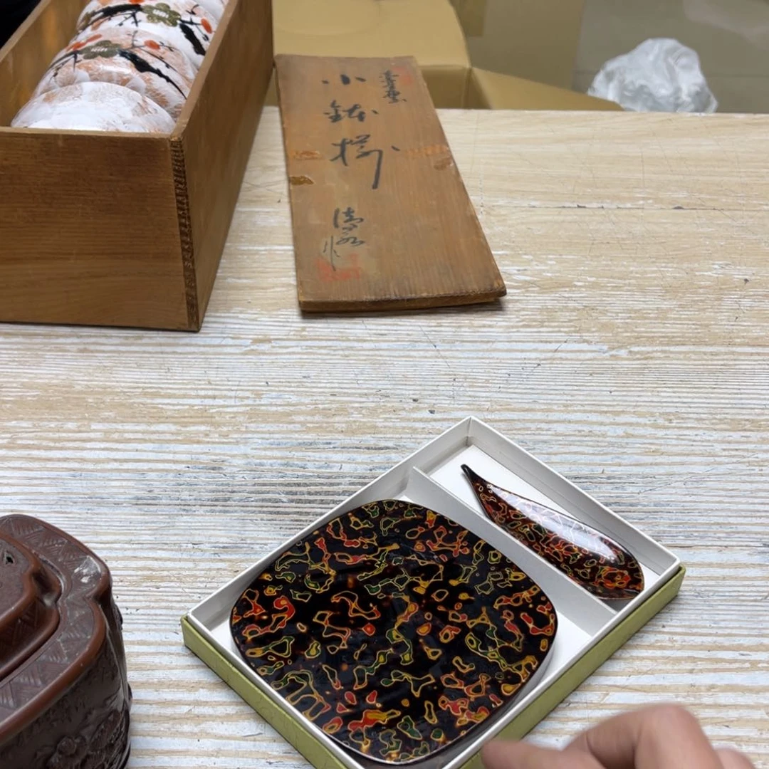 瓷片王*兔密密麻麻地排列着一个