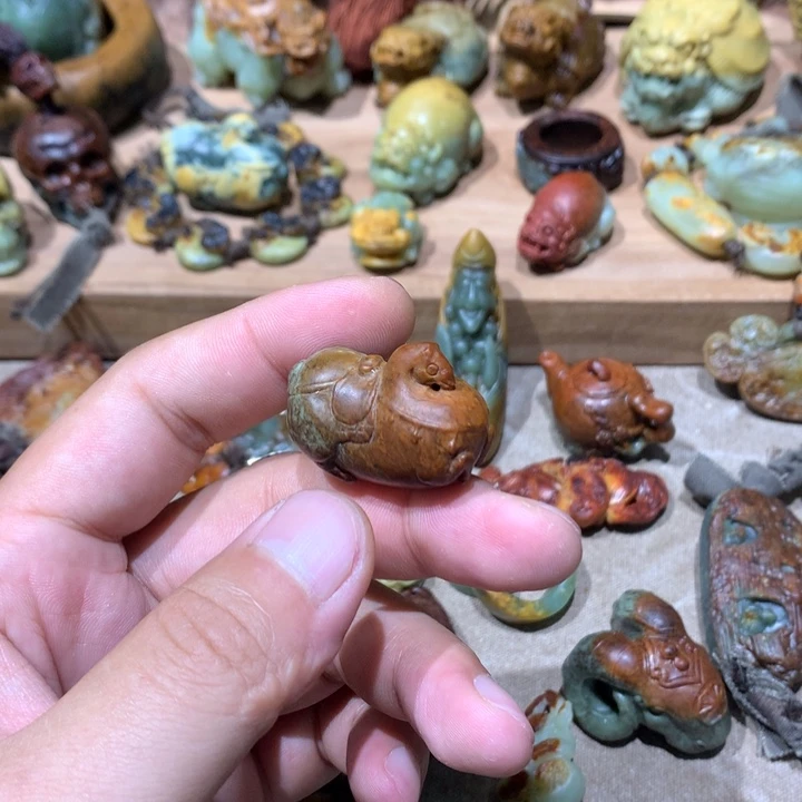 未镶嵌岫岩河磨玉（透闪石质玉）挂件