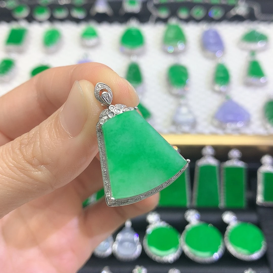 颈饰18K金镶嵌翡翠吊坠