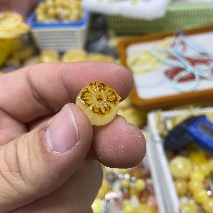 蜜蜡未镶嵌裸石吊坠