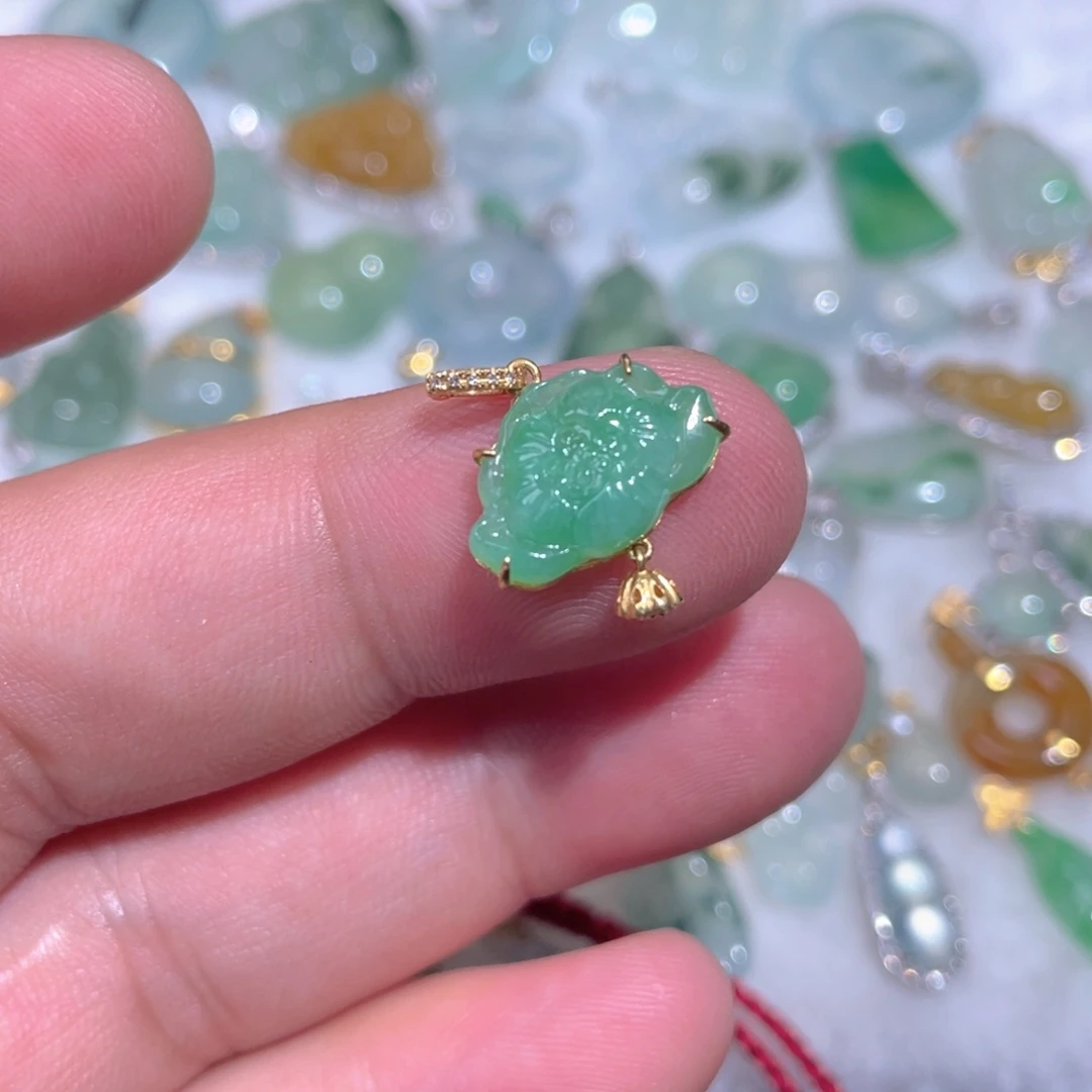 翡翠18K金镶嵌颈饰